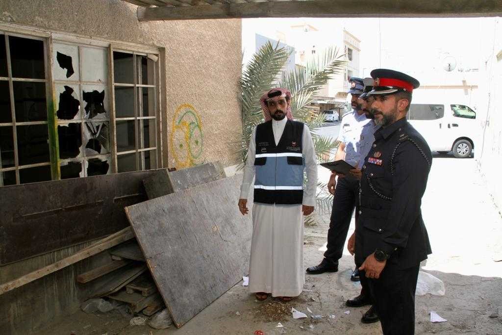 شرطة وبلدية الجنوبية تنظمان حملات تفتيشية على المنازل المهجورة والمباني قيد الإنشاء للتأكد من التزامها باشتراطات الأمن والسلامة<