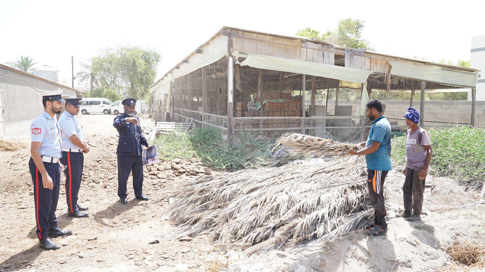 مديرية محافظة شرطة المحرق بالتعاون مع الدفاع المدني تنفذ حملة توعوية لأصحاب المزارع والعاملين فيها<