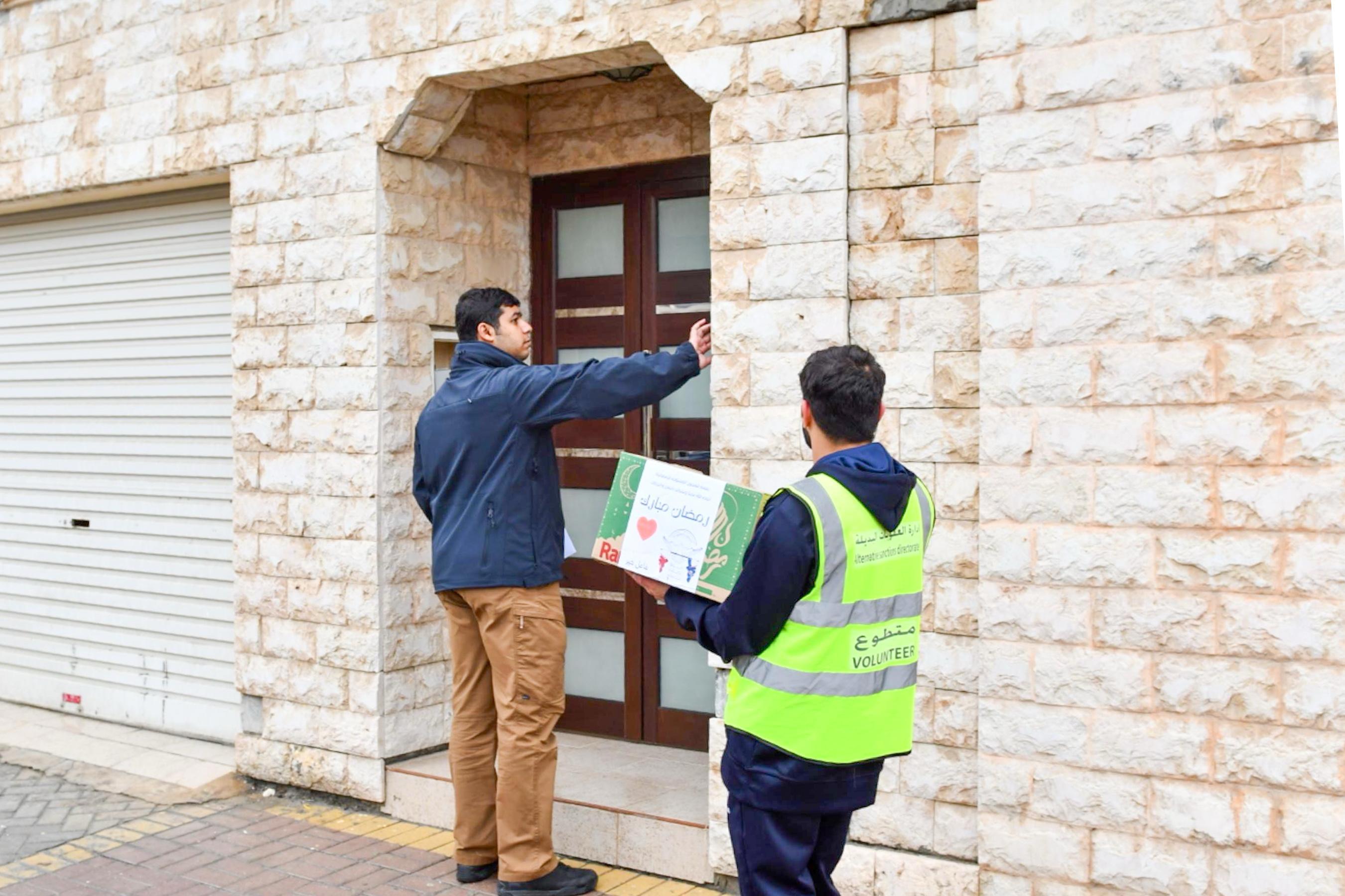 الإدارة العامة لتنفيذ الأحكام والعقوبات البديلة توزع السلال الرمضانية على الأسر المستفيدة من برنامج السجون المفتوحة<