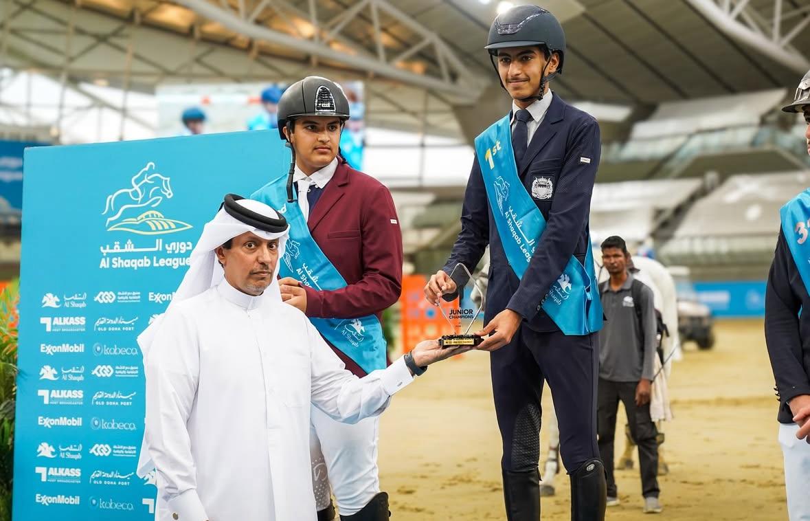 فارس فريق وزارة الداخلية لقفز الحواجز يحقق المركز الأول في بطولة الشقب الدولية<