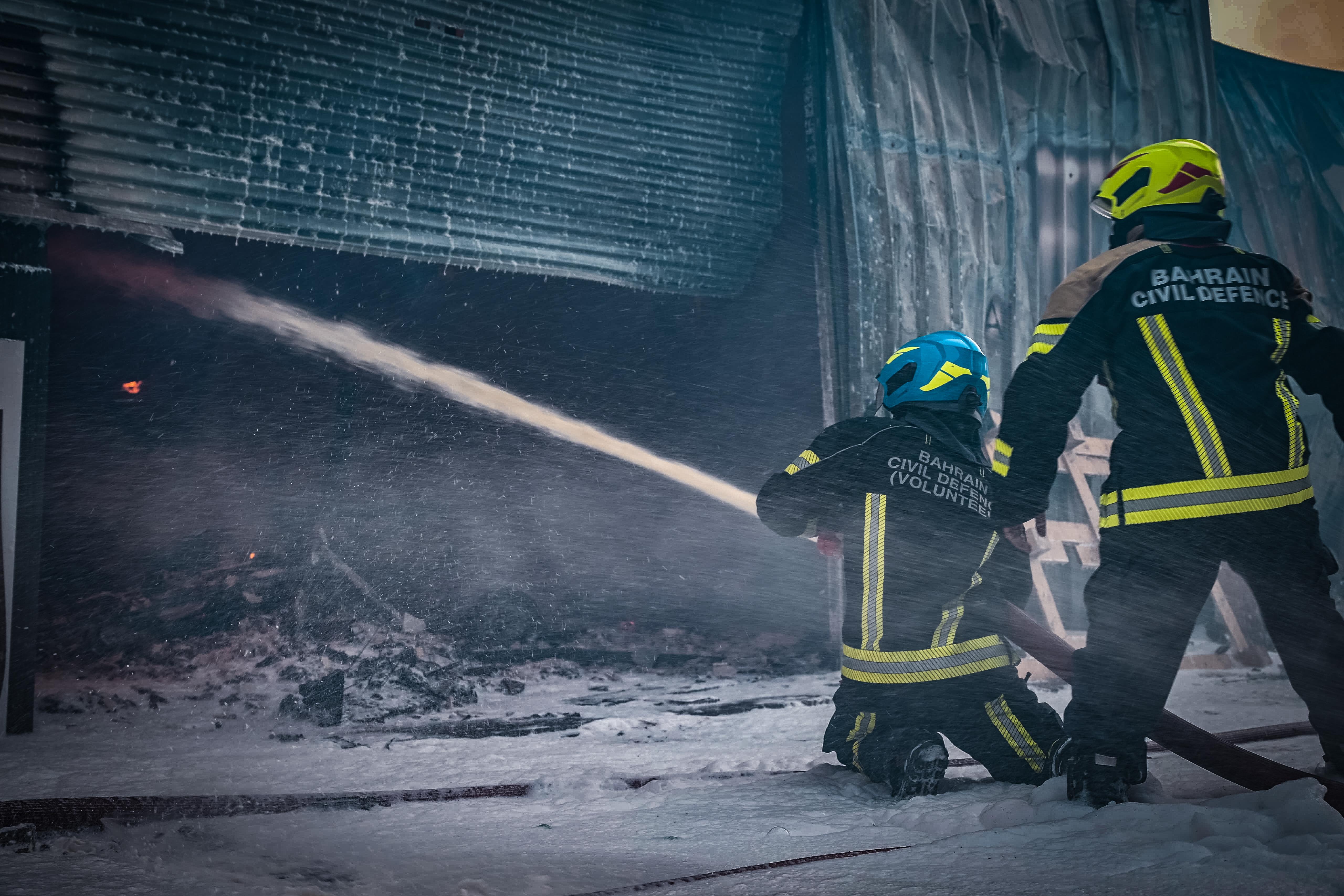 الدفاع المدني : السيطرة على حريق بمستودع  إطارات وقطع غيار سيارات في الهملة<