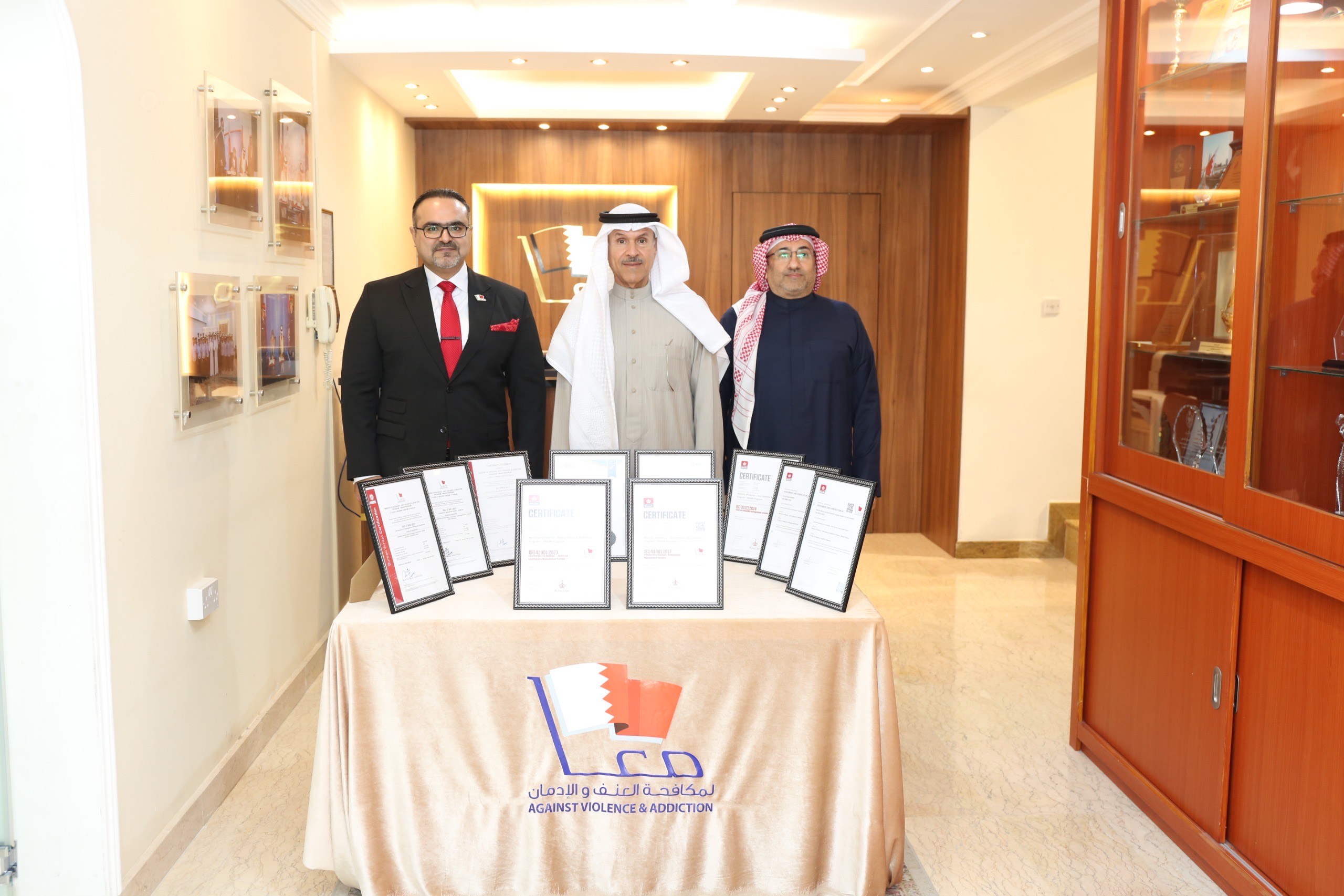 وصل مجموعها إلى 10 شهادات ... رئيس لجنة مكافحة العنف والإدمان يتسلّم شهادتي اعتماد جديدتين لأنظمة الجودة لبرنامج معًا<