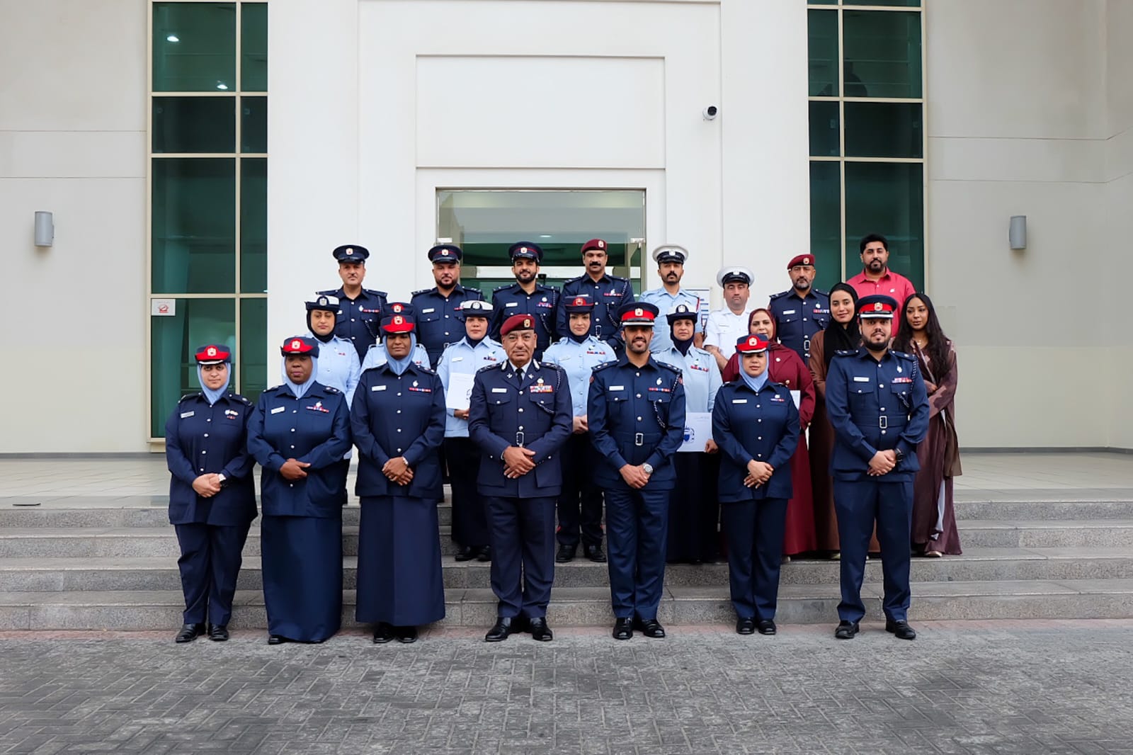 إدارات وزارة الداخلية تحتفي بالأعياد الوطنية<