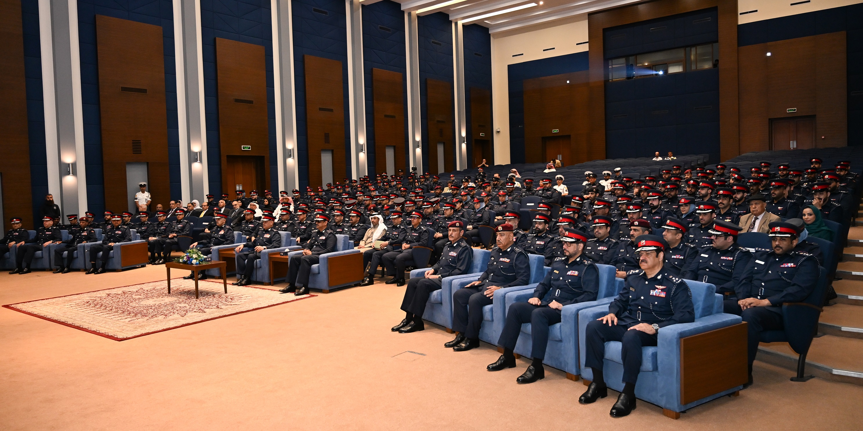 رئيس الشرطة يشهد حفل تخريج المشاركين في عدد من الدورات التدريبية ويؤكد أن تطوير الكفاءات ركيزة العمل الأمني<