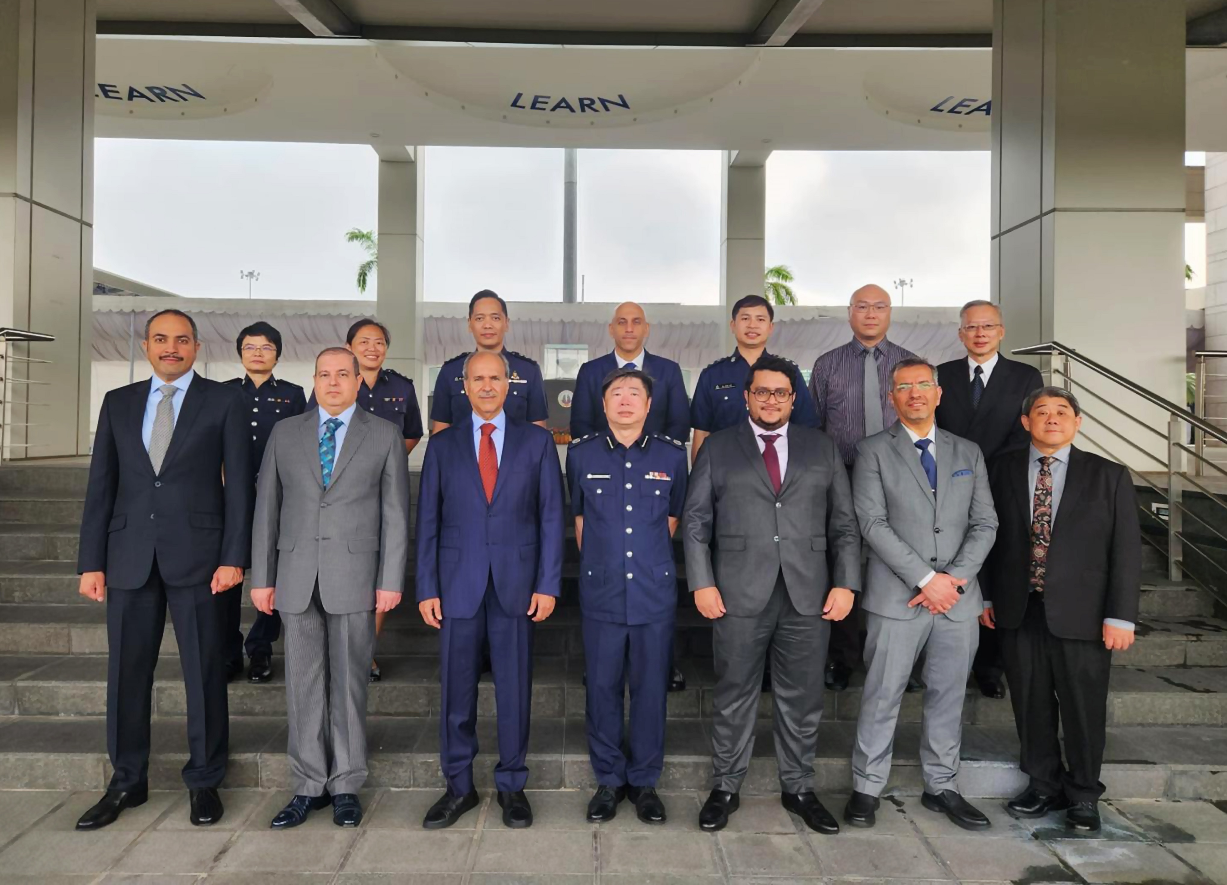 وكيل وزارة الداخلية لشئون الجنسية والجوازات والإقامة يطلع على تجربة سنغافورة في مجال الأمن والسلامة<