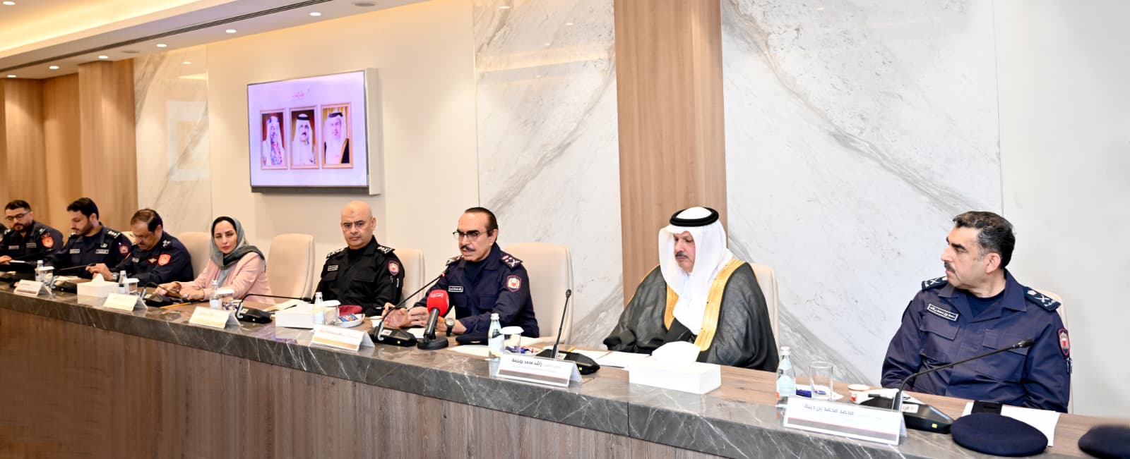 مؤكدا في لقائه أعضاء مجلسي النواب والشورى أن هذا الوطن عشنا له ونموت من أجله ... معالي وزير الداخلية:  هذا يوم الاصطفاف والتلاحم الوطني ... يوم رد الجميل للوطن وقائد الوطن<