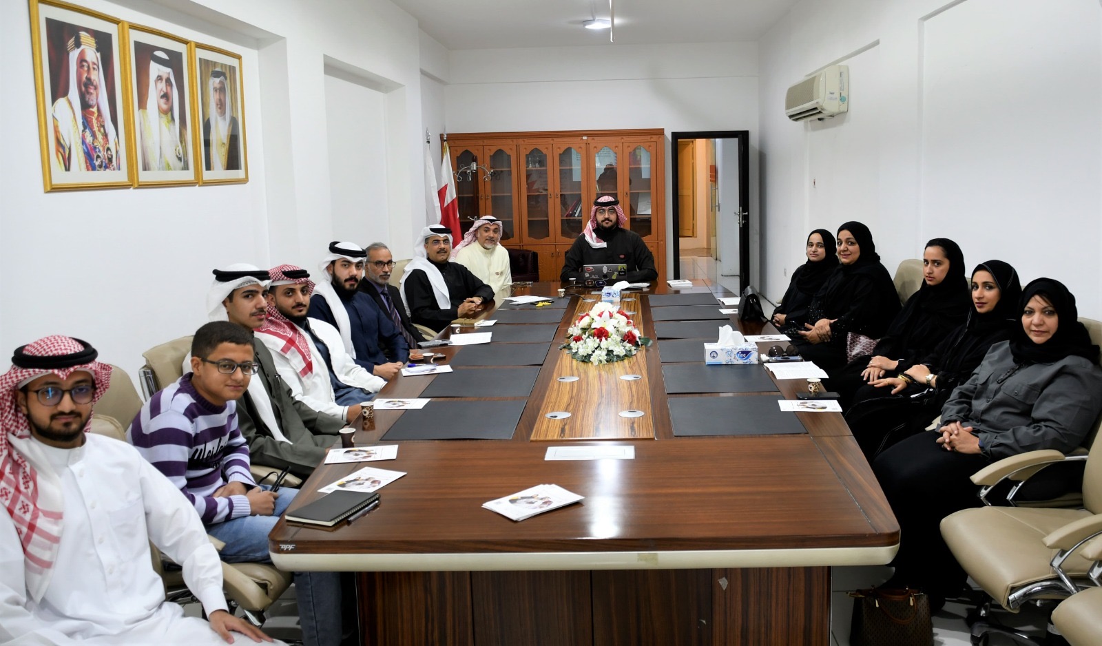 بمشاركة طلاب وأساتذة ١٩ جامعة ومؤسسة تابعة للتعليم العالي  مساهمات شبابية ابداعية لتعزيز الهوية البحرينية عبر مبادرة  تحدي الأجيال<