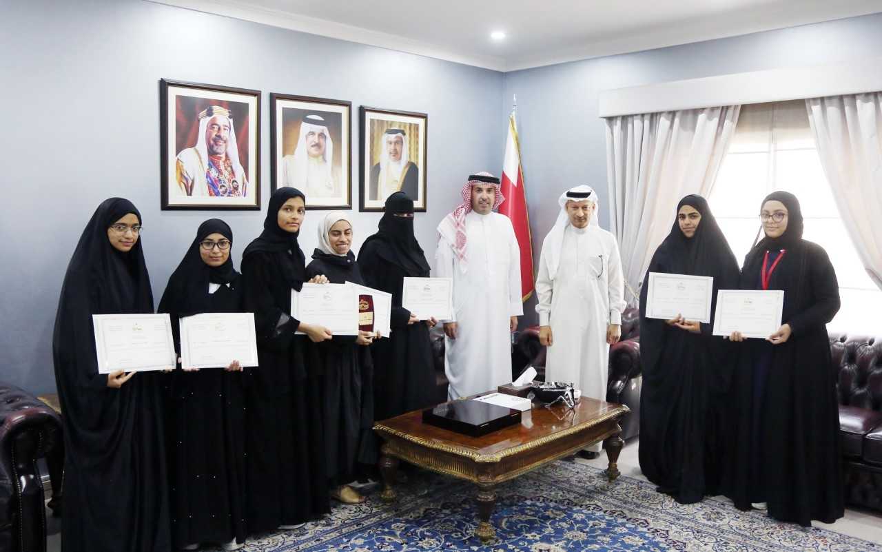 محافظ العاصمة يكرم طالبات جدحفص الثانوية بمناسبة تحقيقهن المركز الثاني في مسابقة 