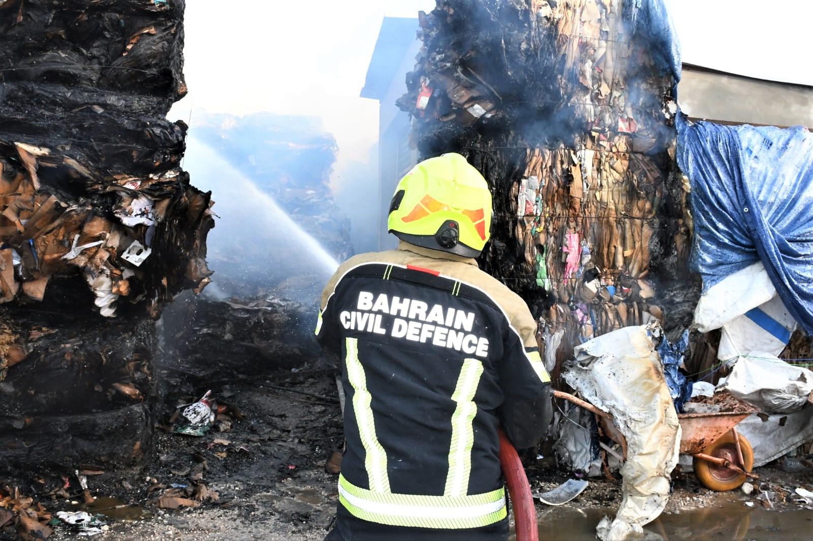 الدفاع المدني يدفع بـ 17 آلية و52 ضابطاً وفرداً ويتمكن من السيطرة على حريق اندلع في ساحة بأحد المصانع في منطقة مقابة<