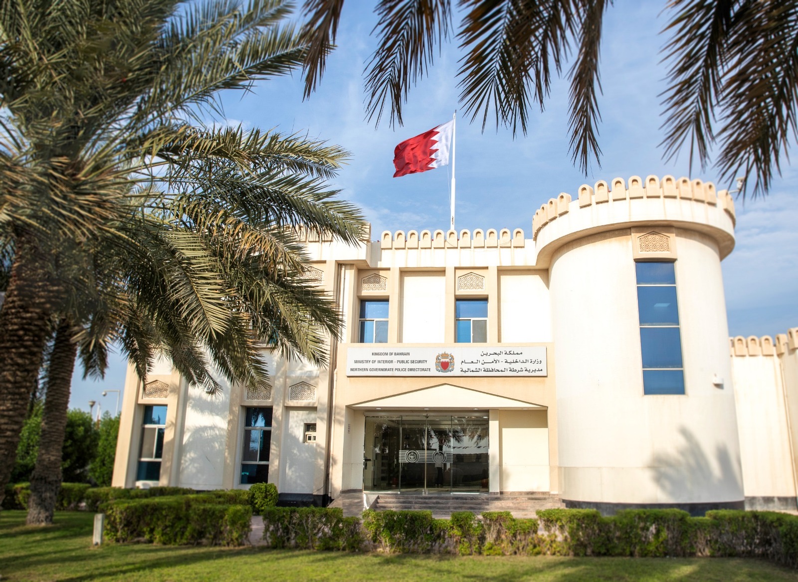 خلال 4 ساعات من تلقي البلاغ ... شرطة الشمالية : القبض على شخصين لتورطهما بحرق حافلة صغيرة كانت متوقفة بمنطقة اللوزي<