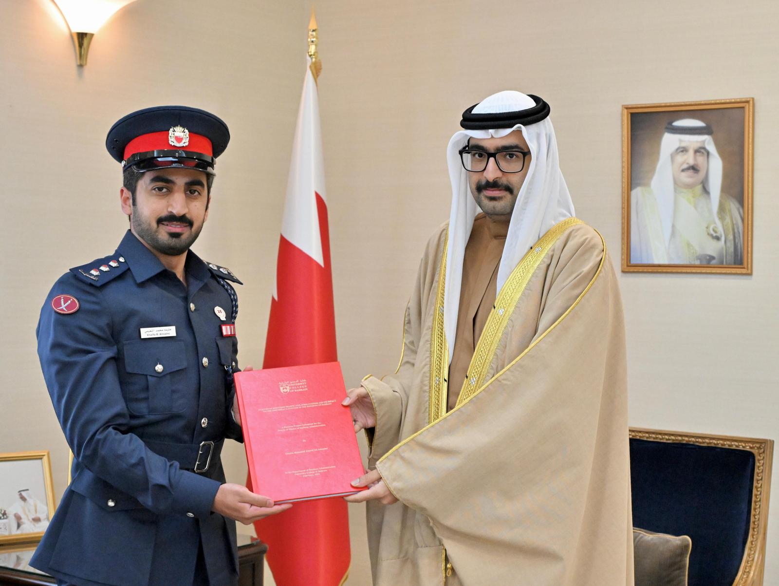 سمو محافظ المحافظة الجنوبية يتسلم رسالة علمية بدرجة الماجستير في تحليل الأنظمة المرورية<