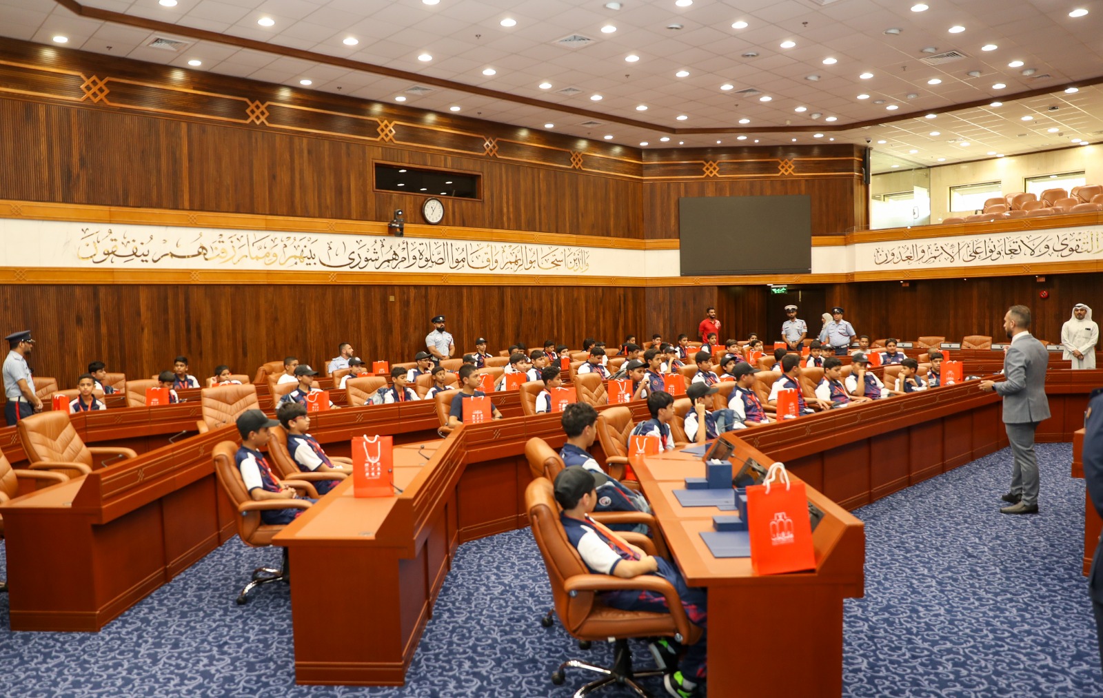 زيارات لمجلسي الشورى والنواب وورش عمل حول المهارات القيادية واكتشاف المواهب والإبداع لطلبة المعسكر الصيفي<