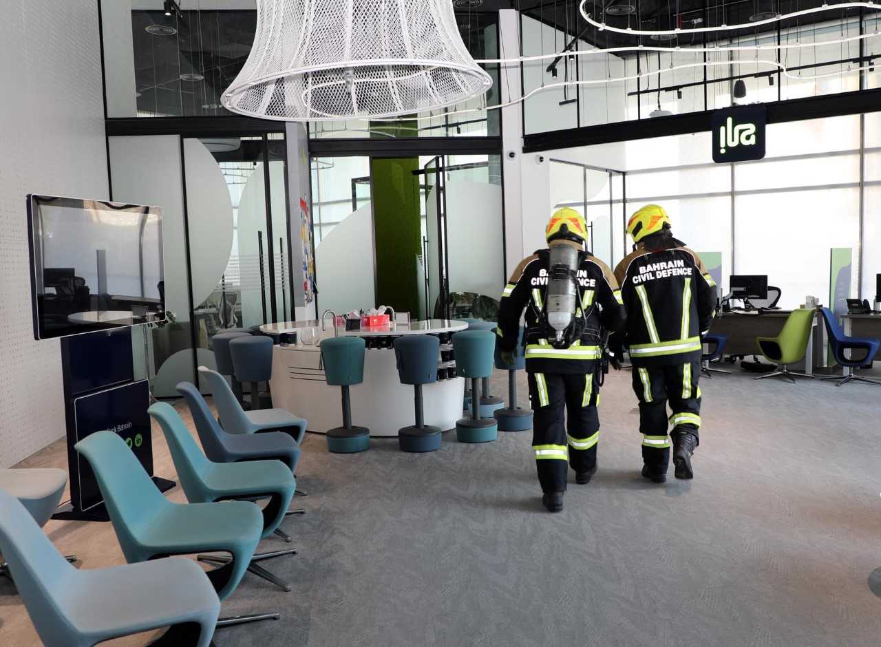 الدفاع المدني ينفذ عمليتي إخلاء لمبنى بنك ABC ومجمع الواحة بالجفير<