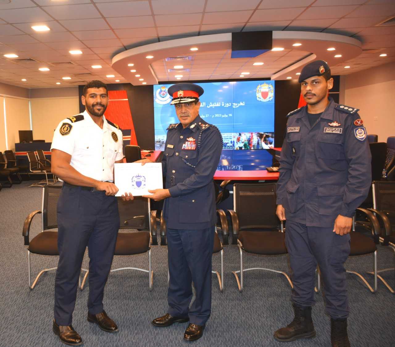 قائد خفر السواحل يشهد تخريج دورة تفتيش القطع البحرية لمنتسبي شئون الجمارك<