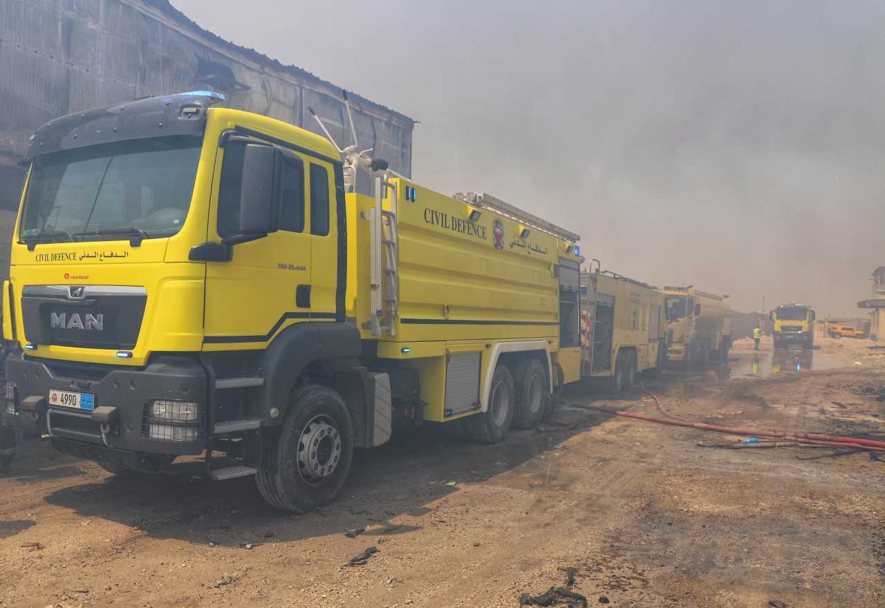 الدفاع المدني يخلي ١٦ شخصا بعد سيطرته على حريق اندلع في مستودعات بمنطقة 