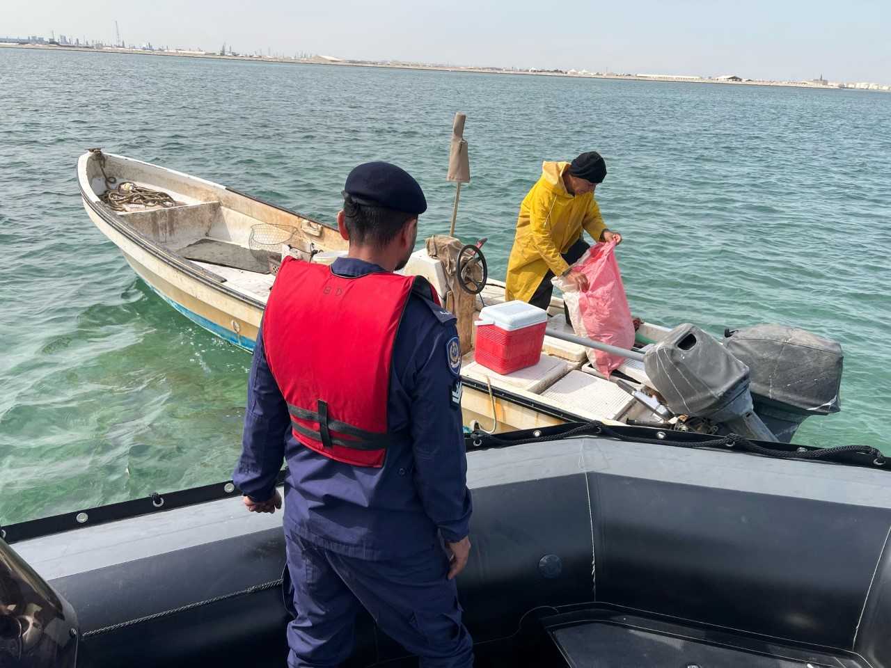 خفر السواحل تضبط عدد من القوارب المخالفة لاستخدامهم مصائد الأسماك 