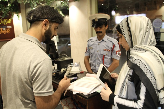 شرطة الجنوبية تنظم حملة أمنية وتفتيشية على المحال التجارية بالرفاع الغربي<