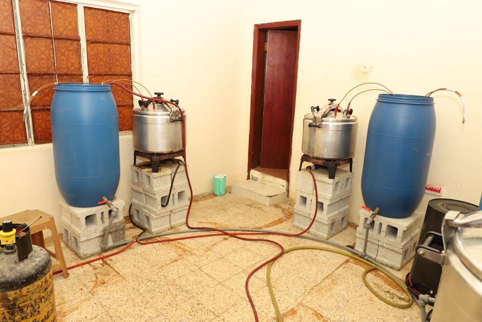 شرطة الشمالية: القبض على آسيويين لقيامهما بتصنيع مواد مسكرة<