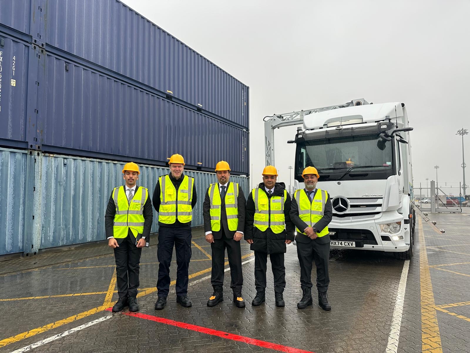 في إطار زيارته إلى المملكة المتحدة ... رئيس الجمارك يقوم بزيارة ميدانية إلى ميناء بوابة لندن<