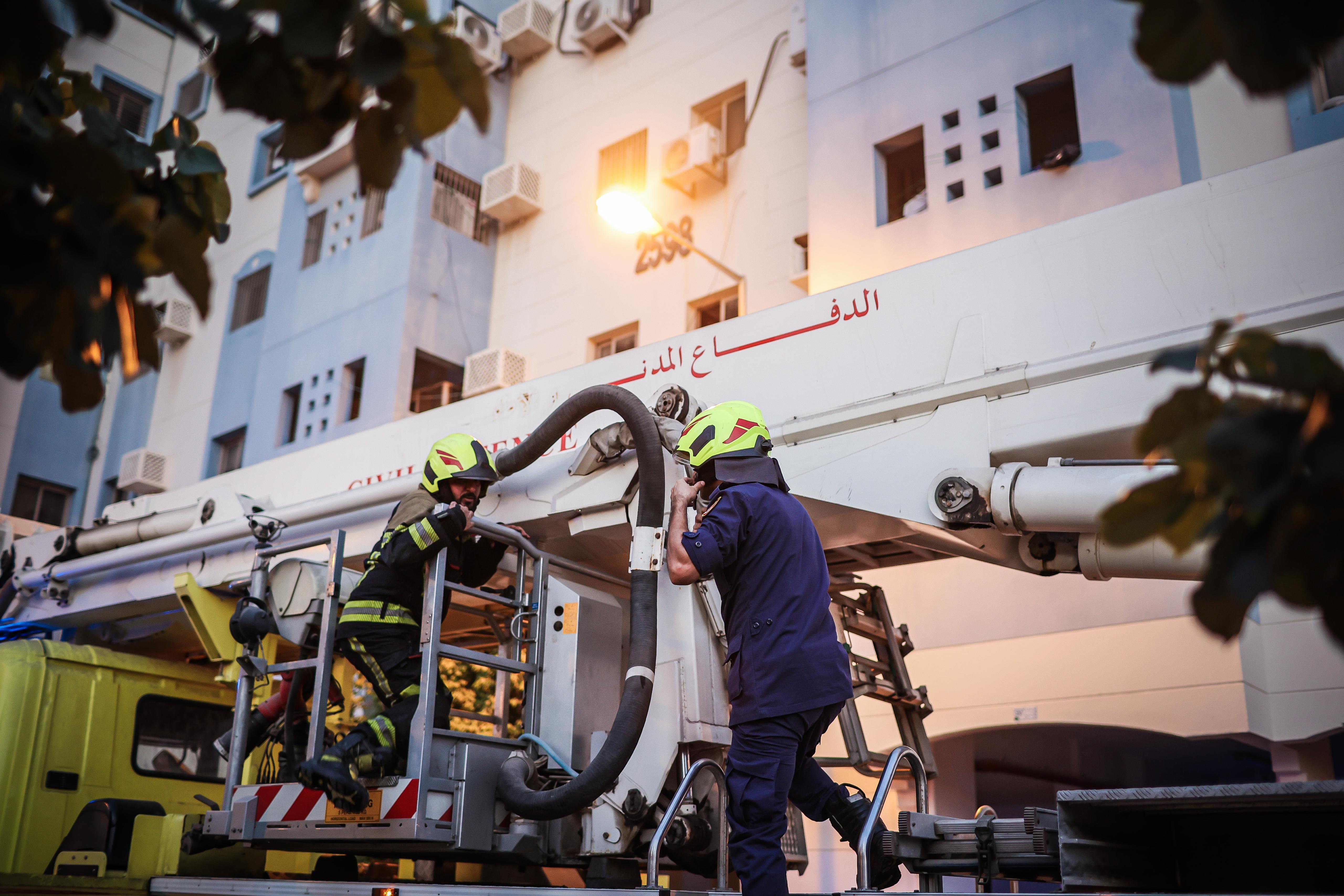 الدفاع المدني يخمد حريقا بمبنى سكني في منطقة اللوزي ووفاة 4 أشخاص وانقاذ 20 من قاطني المبنى<