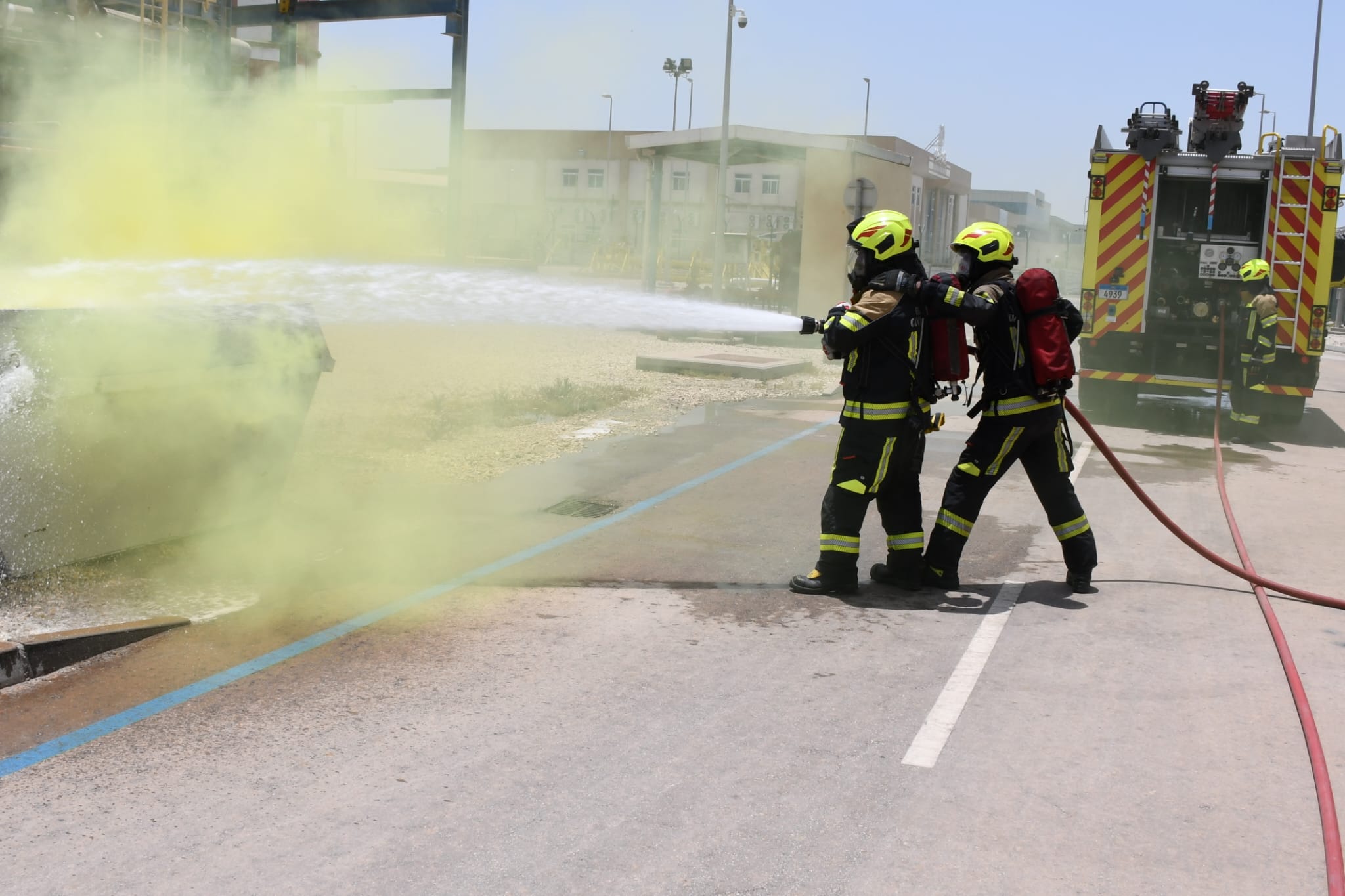 الدفاع المدني ينفذ تمريناً افتراضياً لمكافحة حريق بالتعاون مع شركة العزل للطاقة<