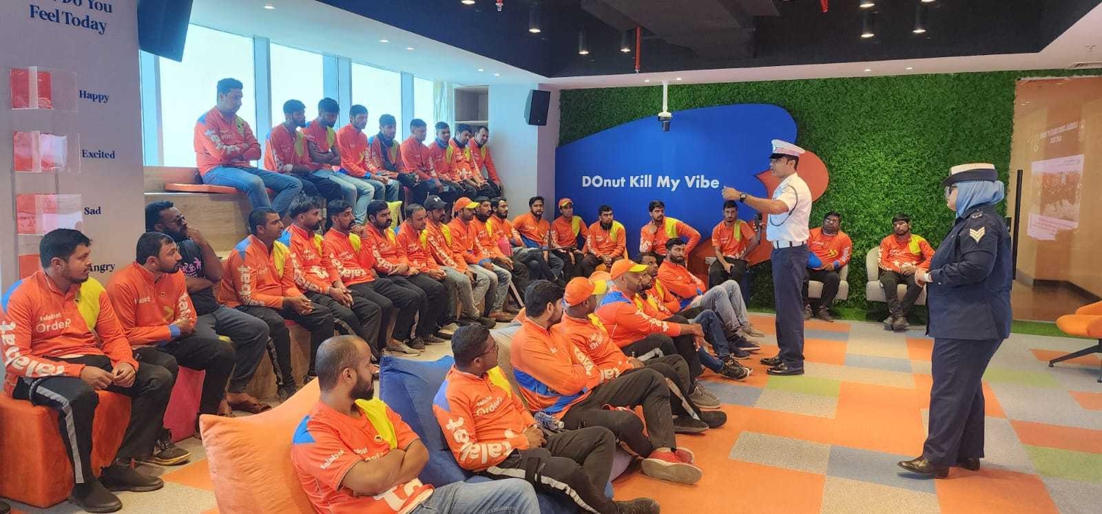 الإدارة العامة للمرور تستمر بحملاتها التوعوية لسائقي شركات التوصيل<