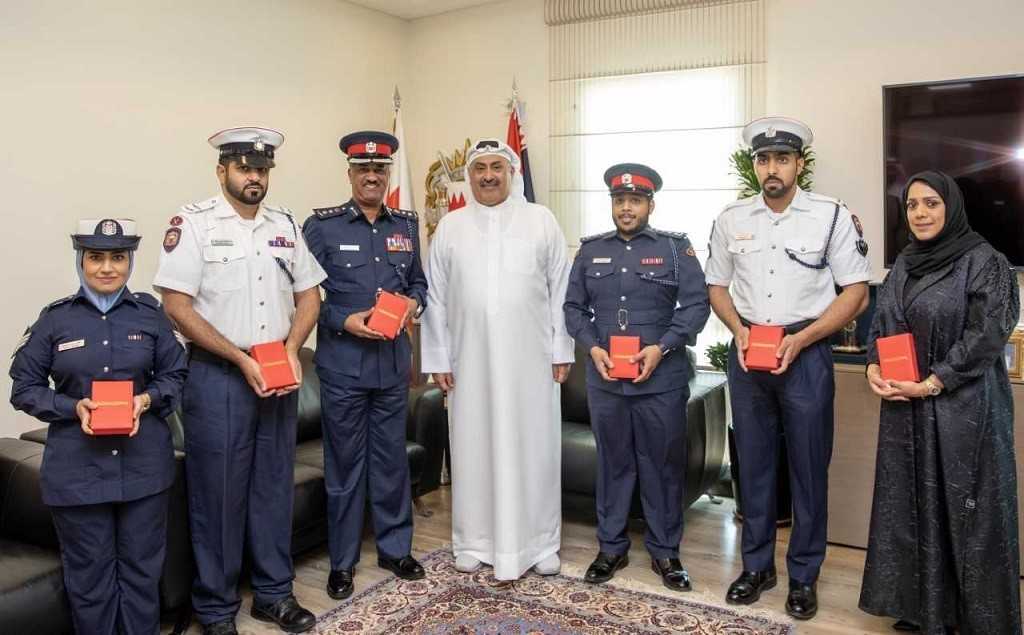 تنفيذا لتوجيهات معالي وزير الداخلية .. وكيل وزارة الداخلية يسلم عددا من منتسبي الوزارة وسام الأمير سلمان بن حمد للاستحقاق الطبي<