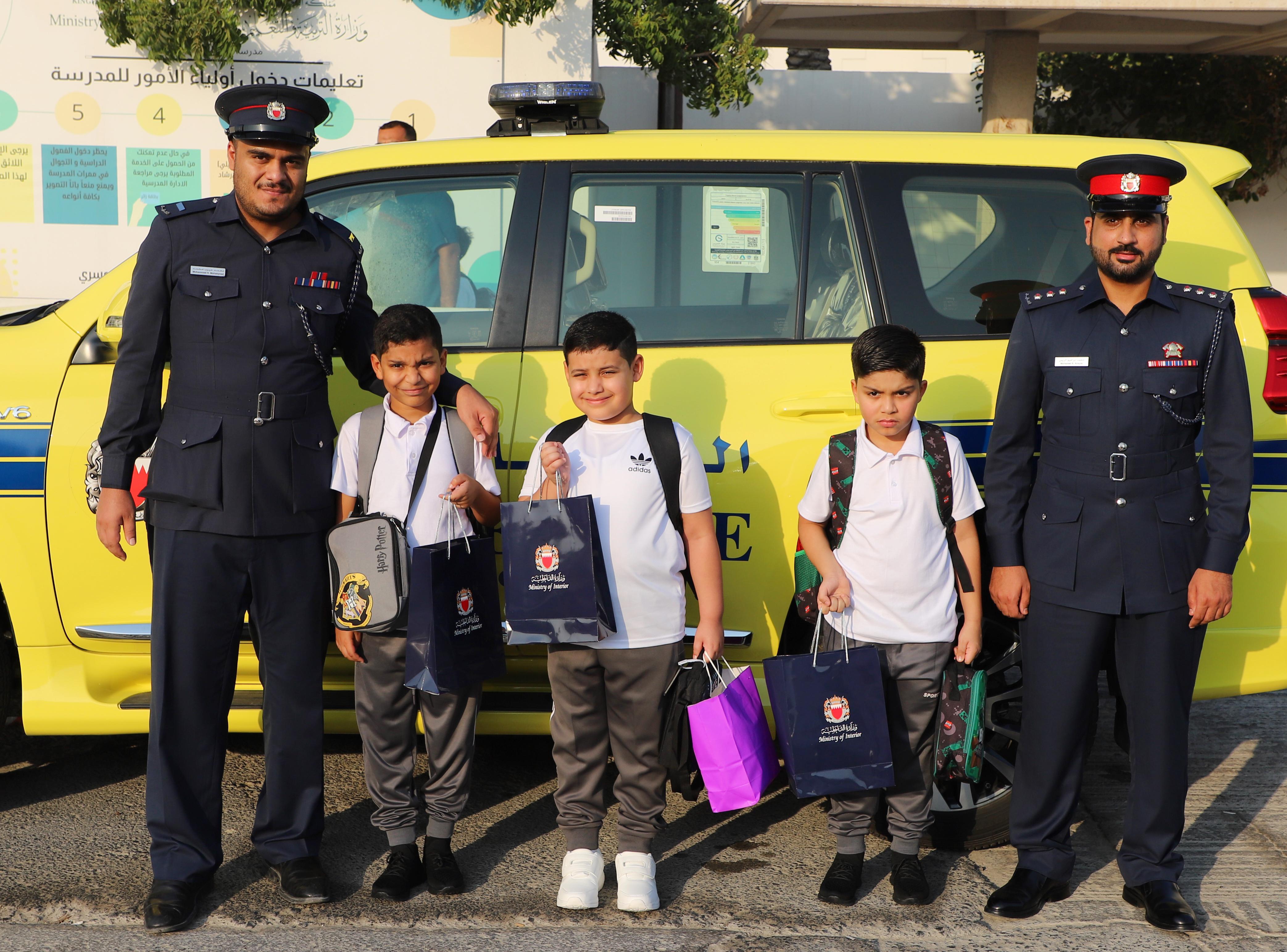 الإدارات الأمنية والمرور تباشر دورها في تنظيم وتأمين عودة الطلبة للمدارس<