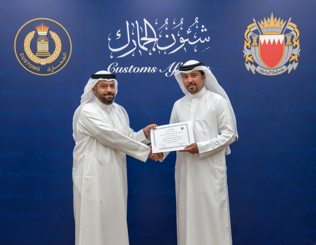 خلال تكريمه الفائزين في مسابقة 