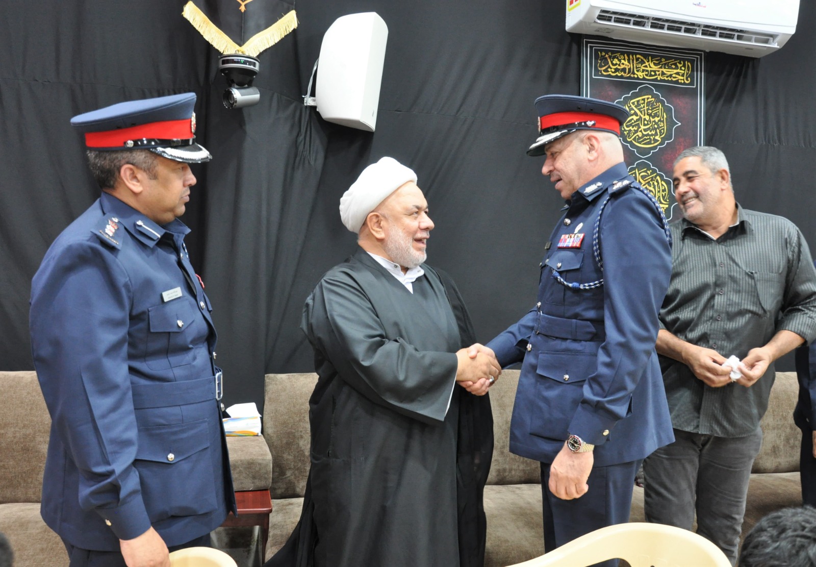 مدير عام مديرية شرطة محافظة العاصمة يقوم بجولة ميدانية على عدد من المآتم ويتفقد الإجراءات والاحتياجات اللازمة لإقامة موسم عاشوراء<