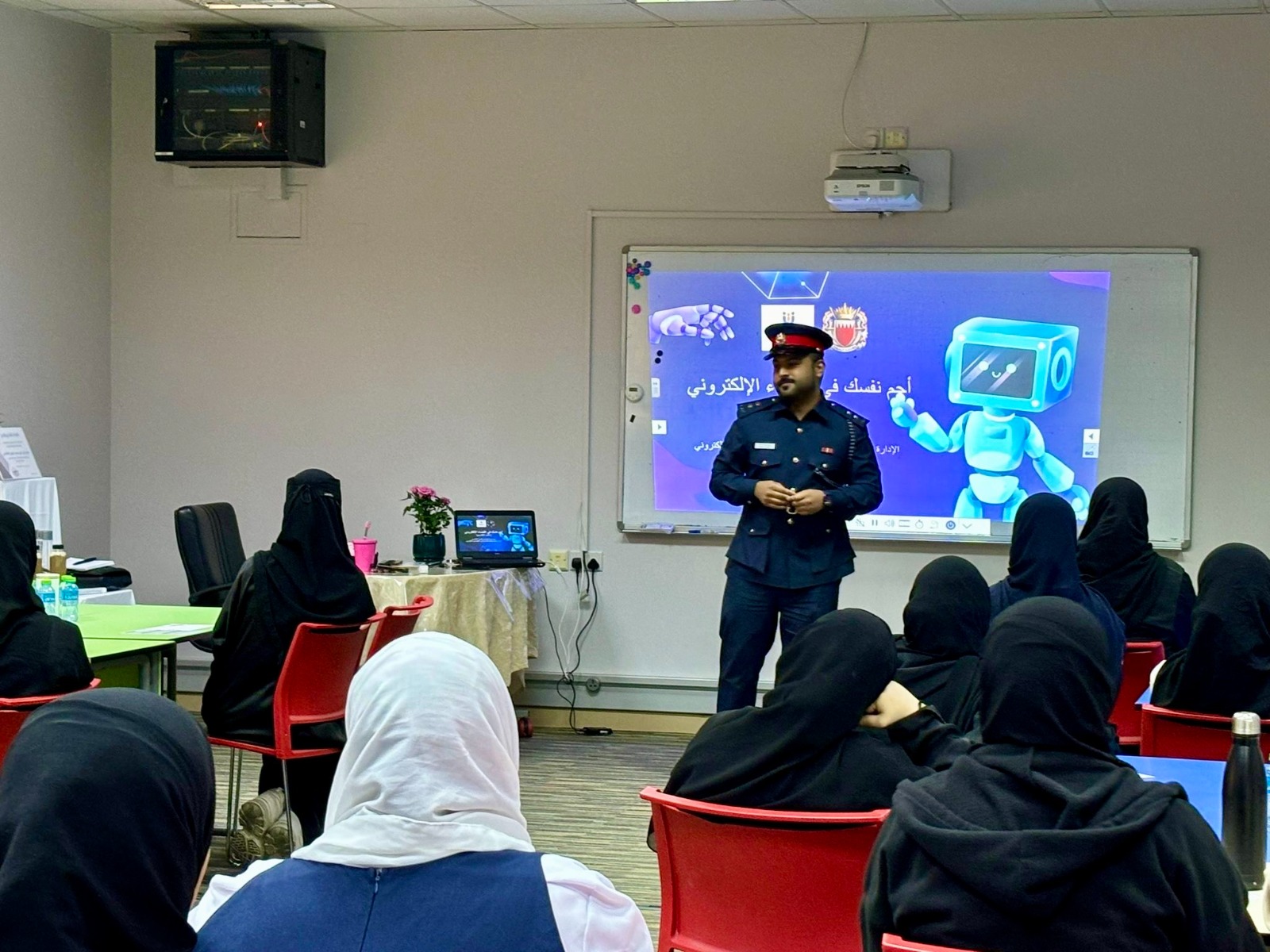 وحدة حماية الطفل في الفضاء الإلكتروني تطلق برامج ومحاضرات توعوية لطلبة المدارس<