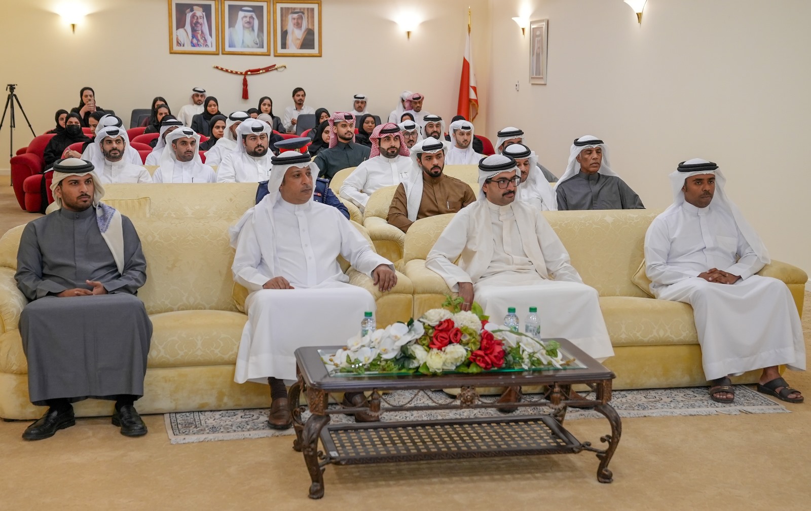 سمو محافظ الجنوبية يكرم موظفي المحافظة تقديرا لجهودهم في إنجاح مبادرات المحافظة لعام 2023<