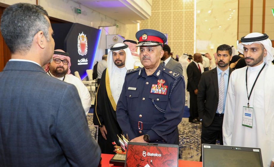 خلال قمة البحرين للمدن الذكية والمعرض المصاحب لها .. وزراء ومسئولون يبدون اهتماما واسعا بمشاريع الأنظمة الذكية وسياسات التحول الإلكتروني في وزارة الداخلية<