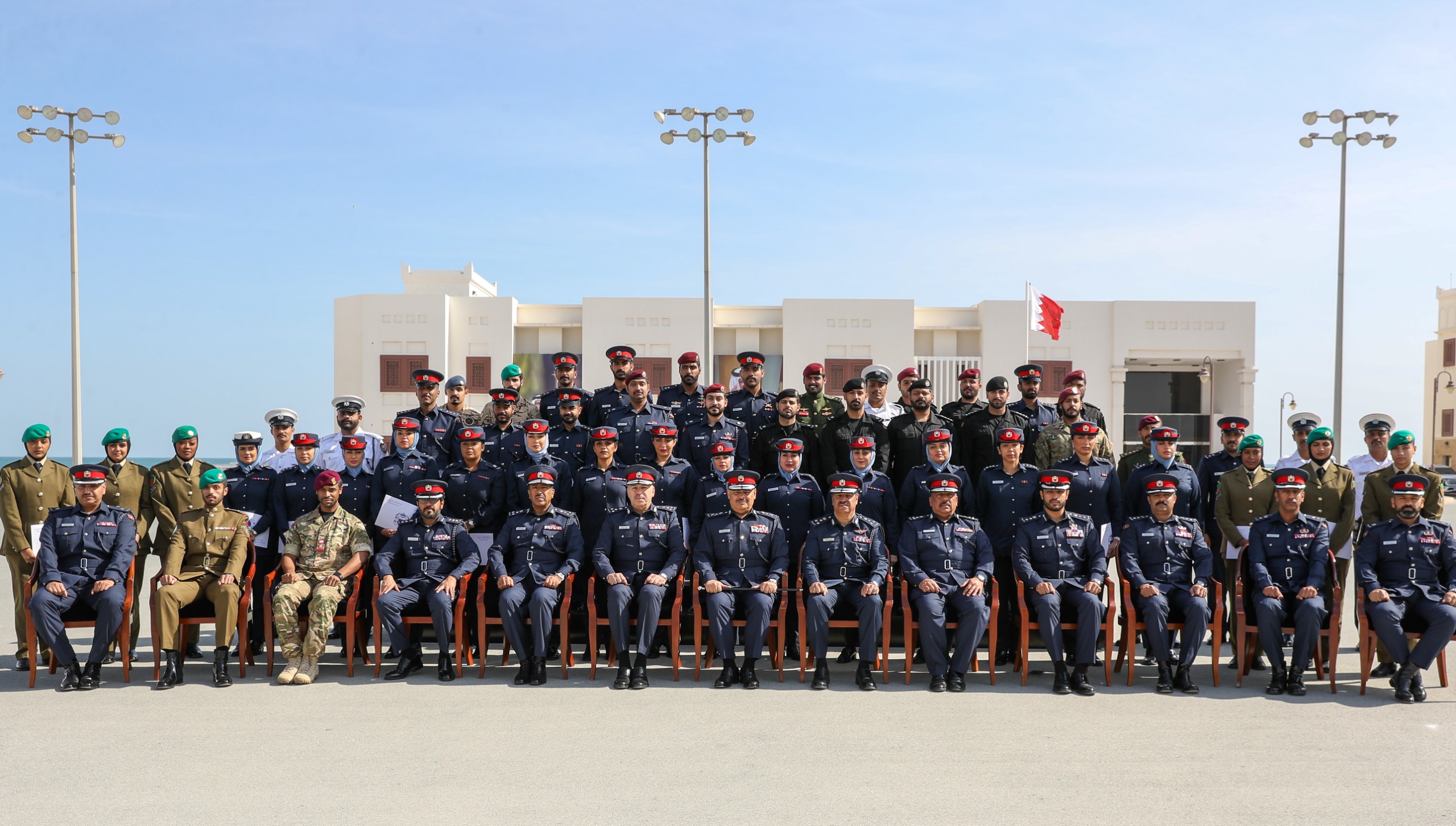 رئيس الأمن العام يشهد تخريج 1022 ضابطاً وفردا شاركوا في دورات تدريبية نظمتها إدارة المراسم وحماية الشخصيات ضمن خطتها التدريبية<