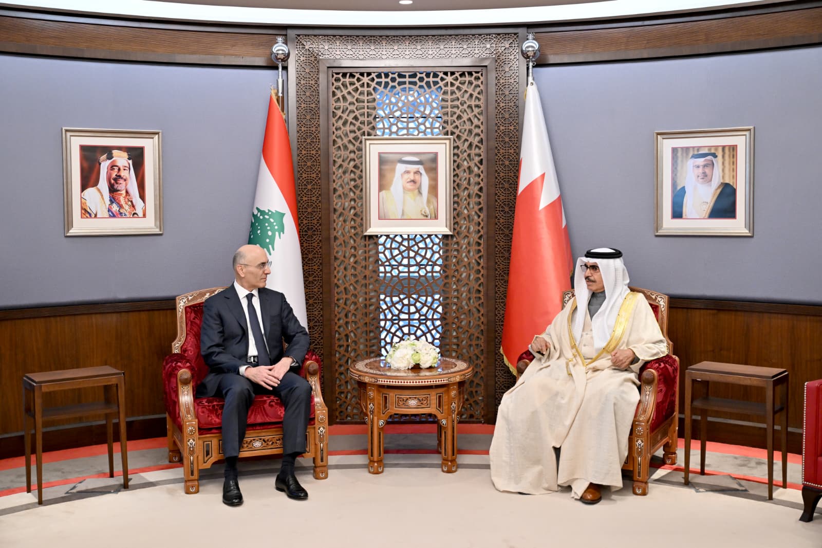 بحثا التحديات الأمنية المشتركة واتخاذ ما يلزم بشأنها ....معالي وزير الداخلية يلتقي نظيره اللبناني ويؤكد على زيادة التعاون والتنسيق في  مختلف مجالات العمل الأمني<