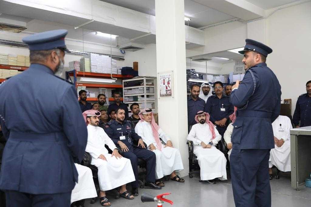 العلاقات العامة تنظم محاضرة توعوية بالتعاون مع مدرسة الدفاع المدني<