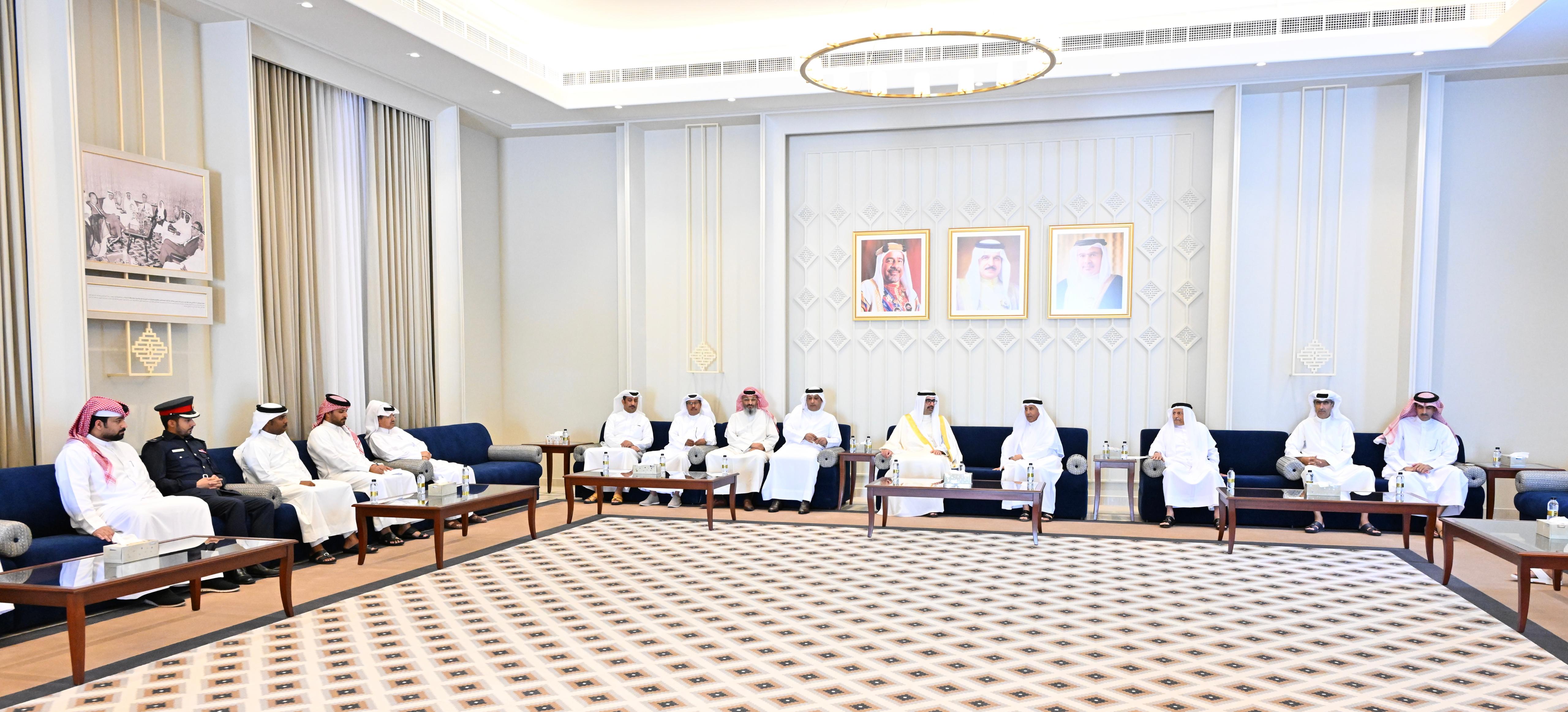 سمو محافظ المحافظة الجنوبية يبحث احتياجات أهالي منطقتي عسكر وجو<