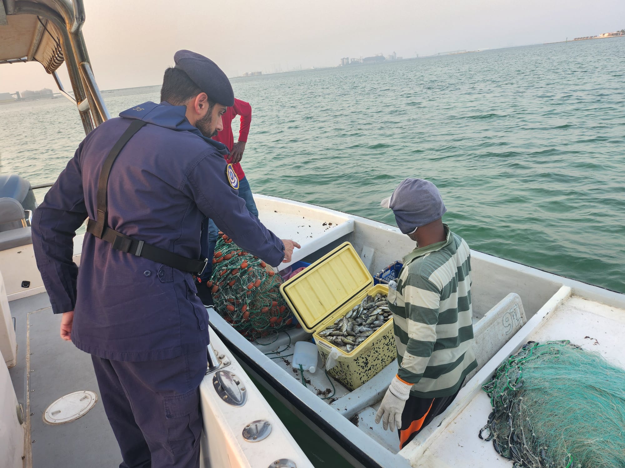 خفر السواحل تواصل تنفيذ حملات التفتيش للتأكد من الالتزام بالأنظمة والقوانين البحرية<