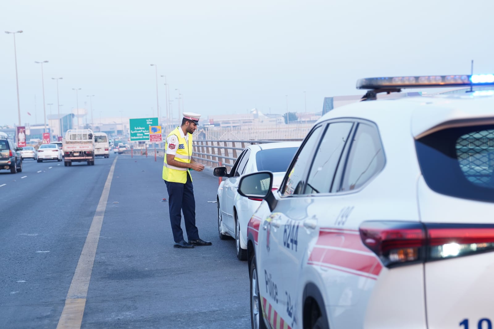 المرور : ضبط 582 مخالفا لتجاوزهم من مسار الطوارئ خلال شهر سبتمبر<