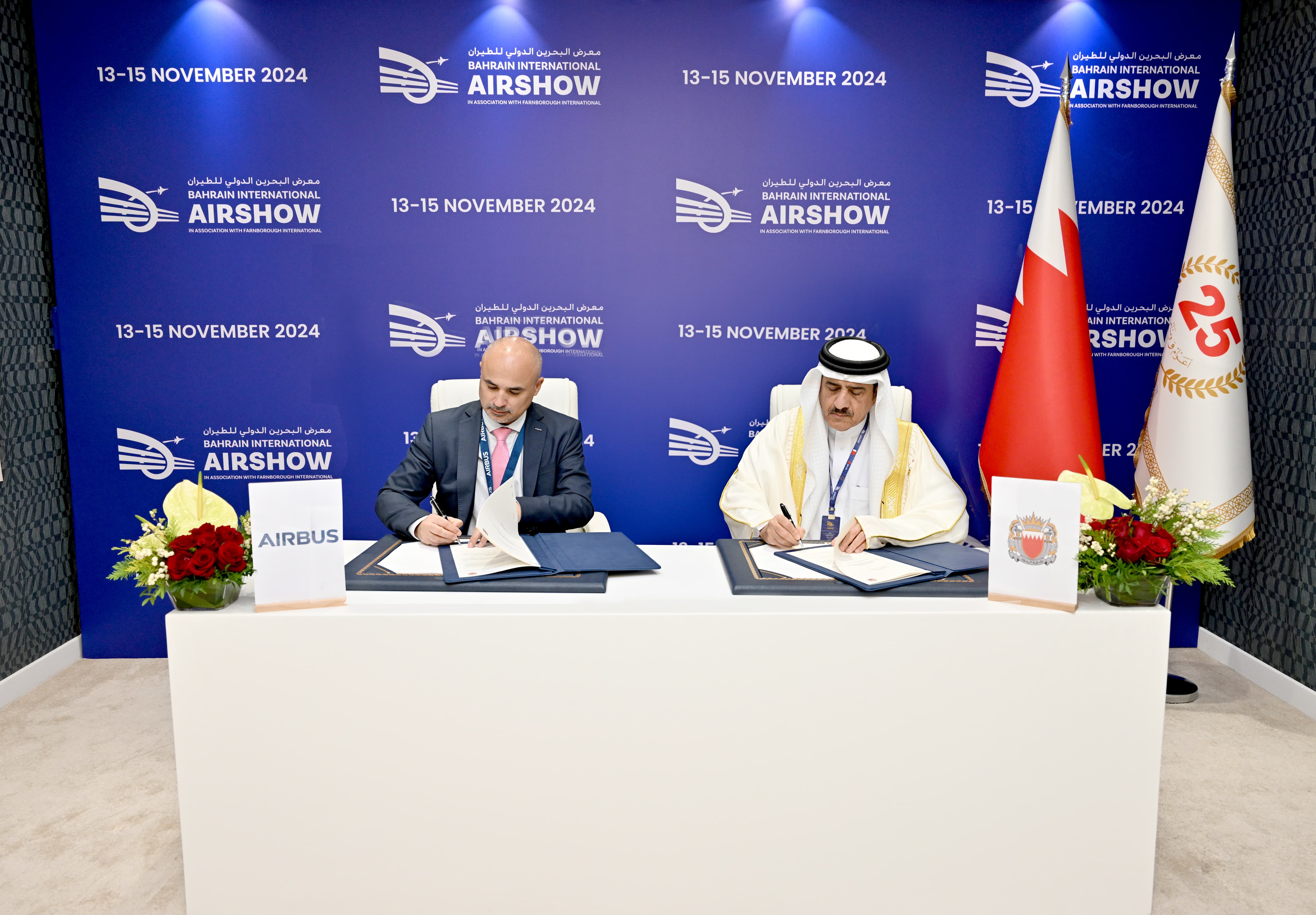 على هامش معرض البحرين الدولي للطيران ... نائب وزير الداخلية ونائب رئيس شركة 