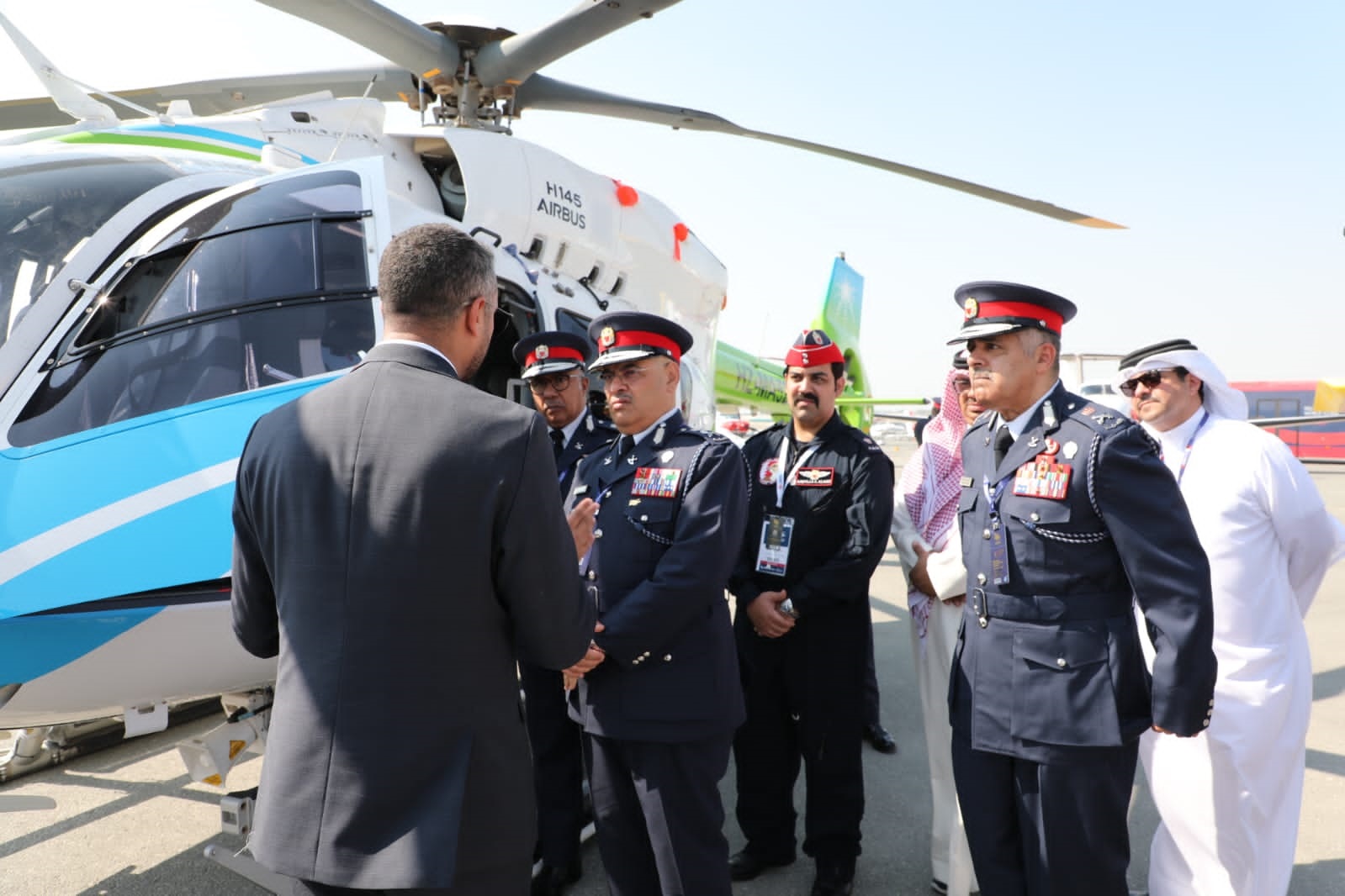 رئيس الأمن العام يزور معرض البحرين الدولي للطيران<