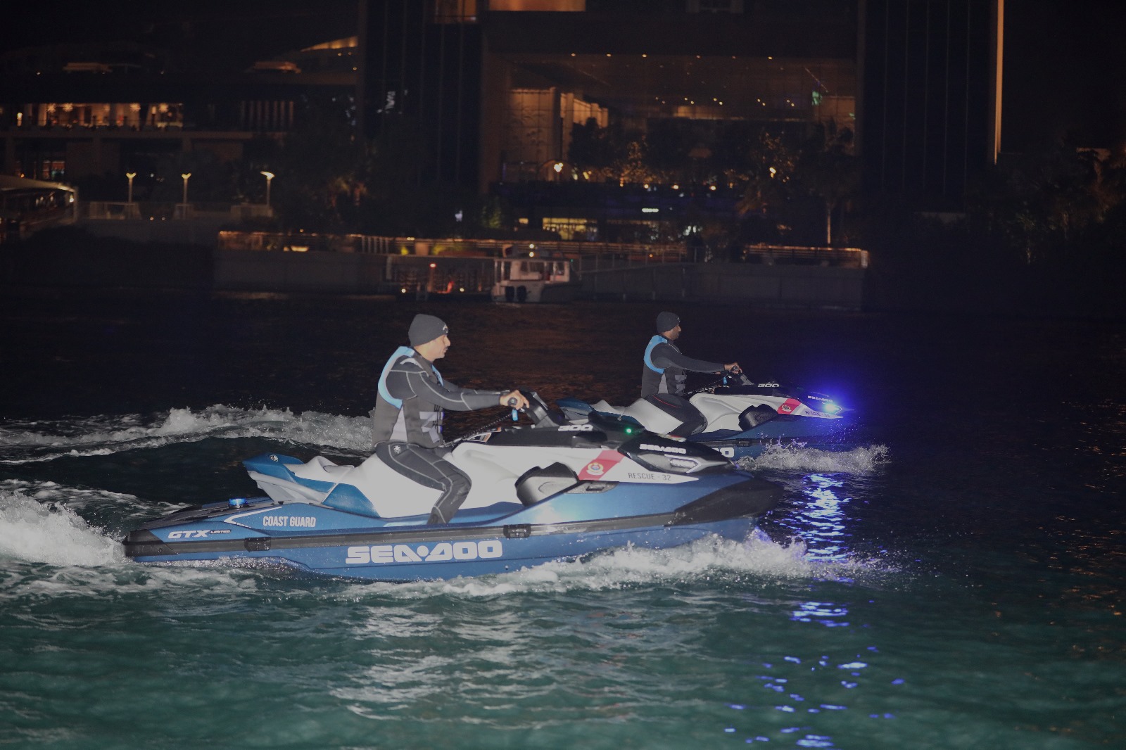 خفر السواحل تنفذ حملة توعوية لمرتادي البحر بمنطقة خليج البحرين<