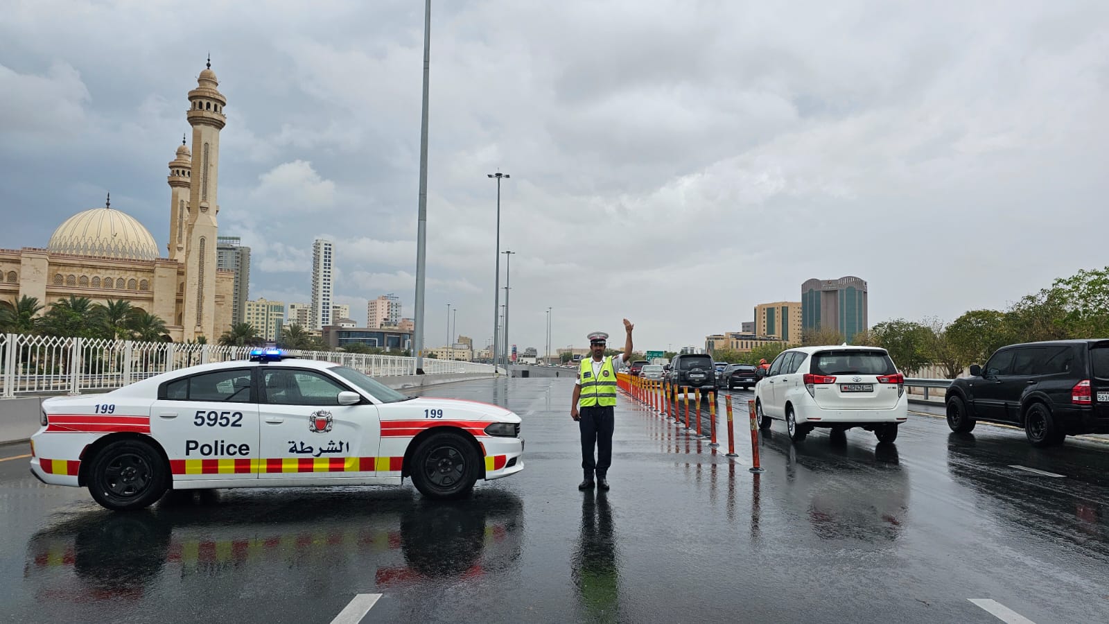 الإدارات المعنية بوزارة الداخلية تباشر جهودها المكثفة للتعامل مع تداعيات الأمطار الغزيرة التي تشهدها المملكة<