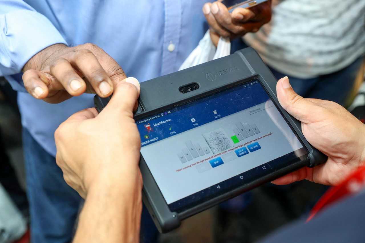 (المباحث) : القبض على 96 شخصا من العمالة المخالفة لنظم الإقامة بينهم مطلوبون أمنيا في قضايا مختلفة<