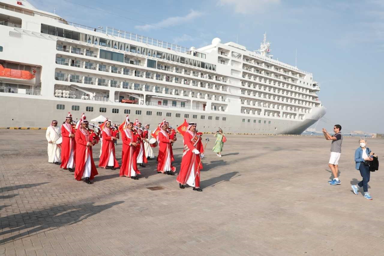 شرطة الموانئ البحرية تستقبل الباخرة السياحية 