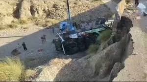 مقتل 13 شخصًا في حادث سقوط شاحنة بواد جنوبي باكستان<