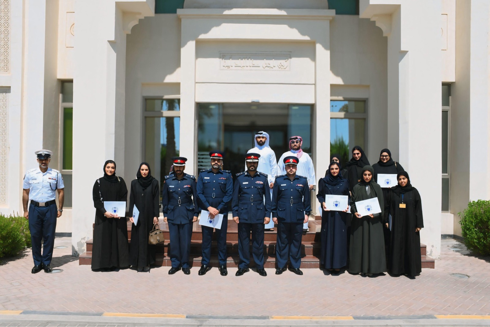 مدير عام مديرية شرطة المحافظة الجنوبية يكرم عدد  من طلبة جامعة البحرين<