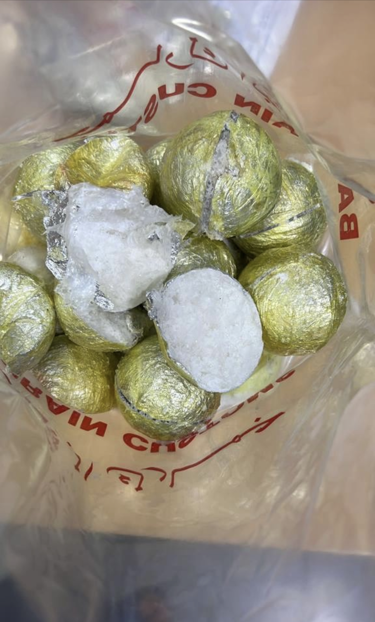 بالتعاون مع الجمارك .. مكافحة المخدرات تحبط تهريب شحنة مخدرات عبر طرد بريدي وتقبض على 4 متورطين<