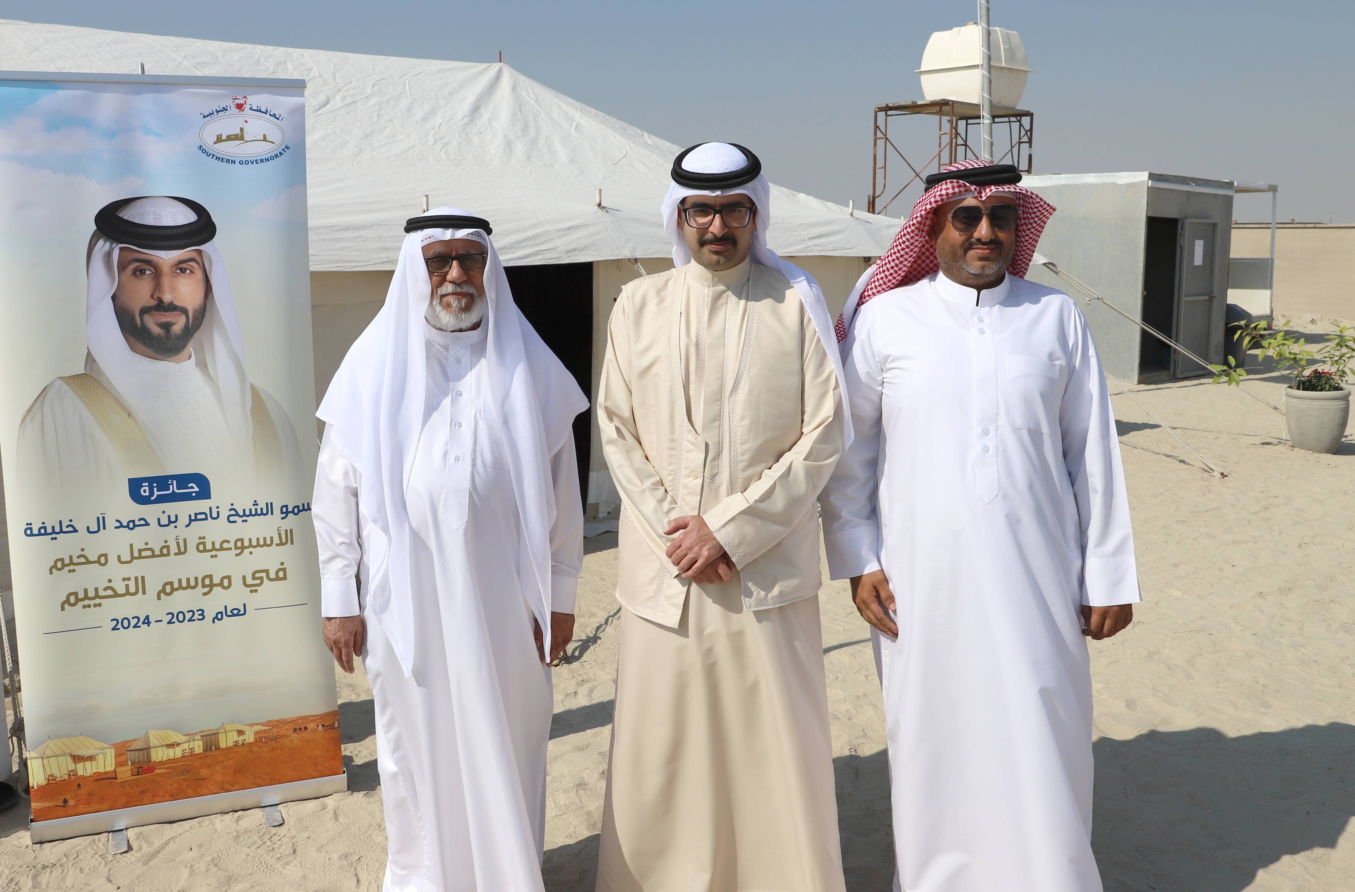 سموه كرم الفائزان بالجائزة في أسبوعها الثالث ... سمو محافظ الجنوبية يشيد بمبادرة سمو الشيخ ناصر بن حمد آل خليفة بتخصيص جائزة أسبوعية لأفضل مخيم في موسم البر<