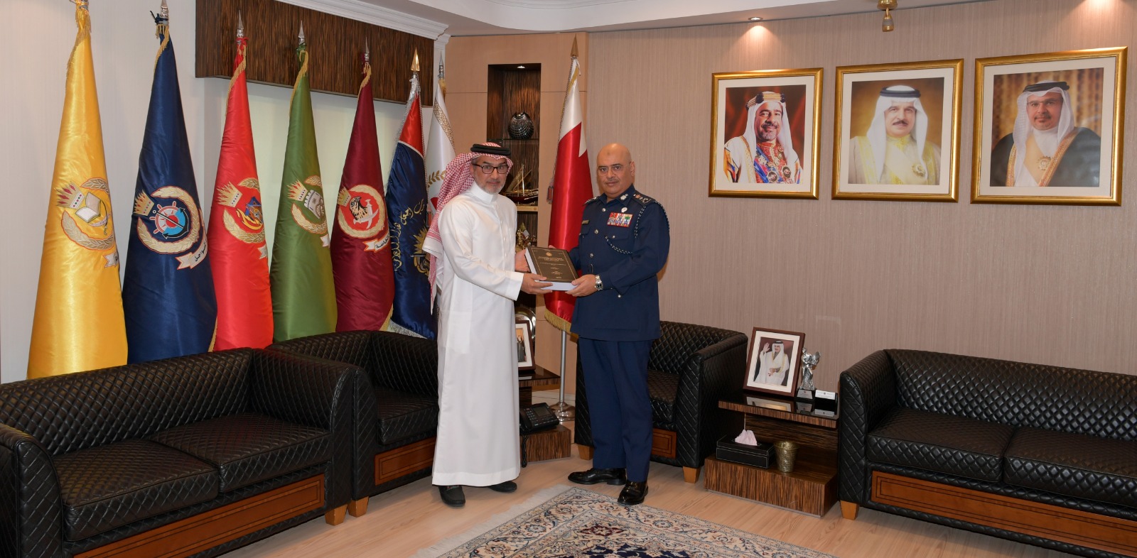 رئيس الأمن العام يتسلم نسخة من رسالة الدكتوراه لمدير إدارة شئون التظلمات<